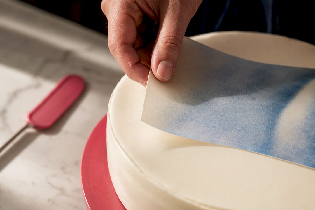 Colocación de papel de azúcar en la tarta