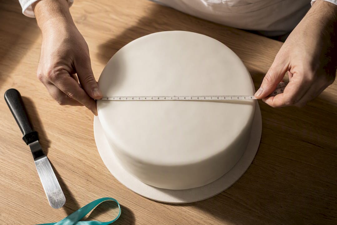 Mãos a medir o diâmetro de uma tarte