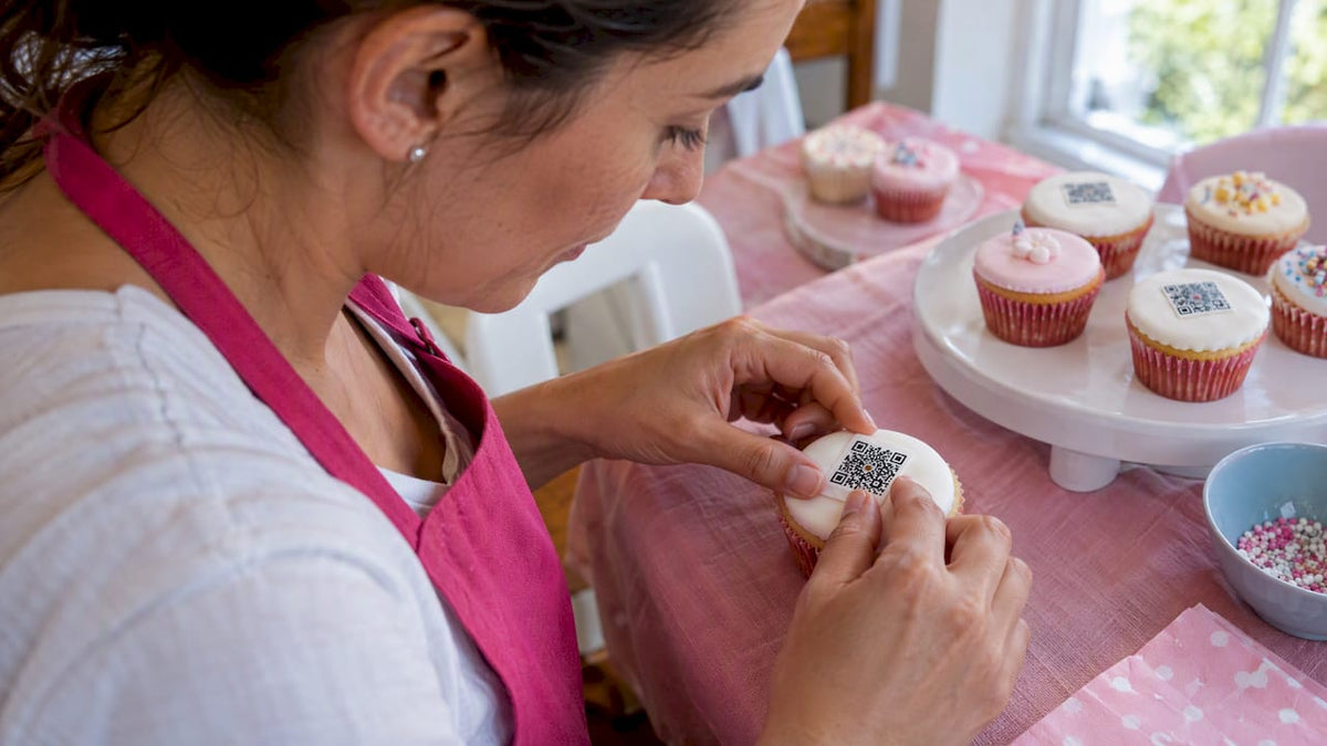 Decoradora coloca QR comestível num cupcake