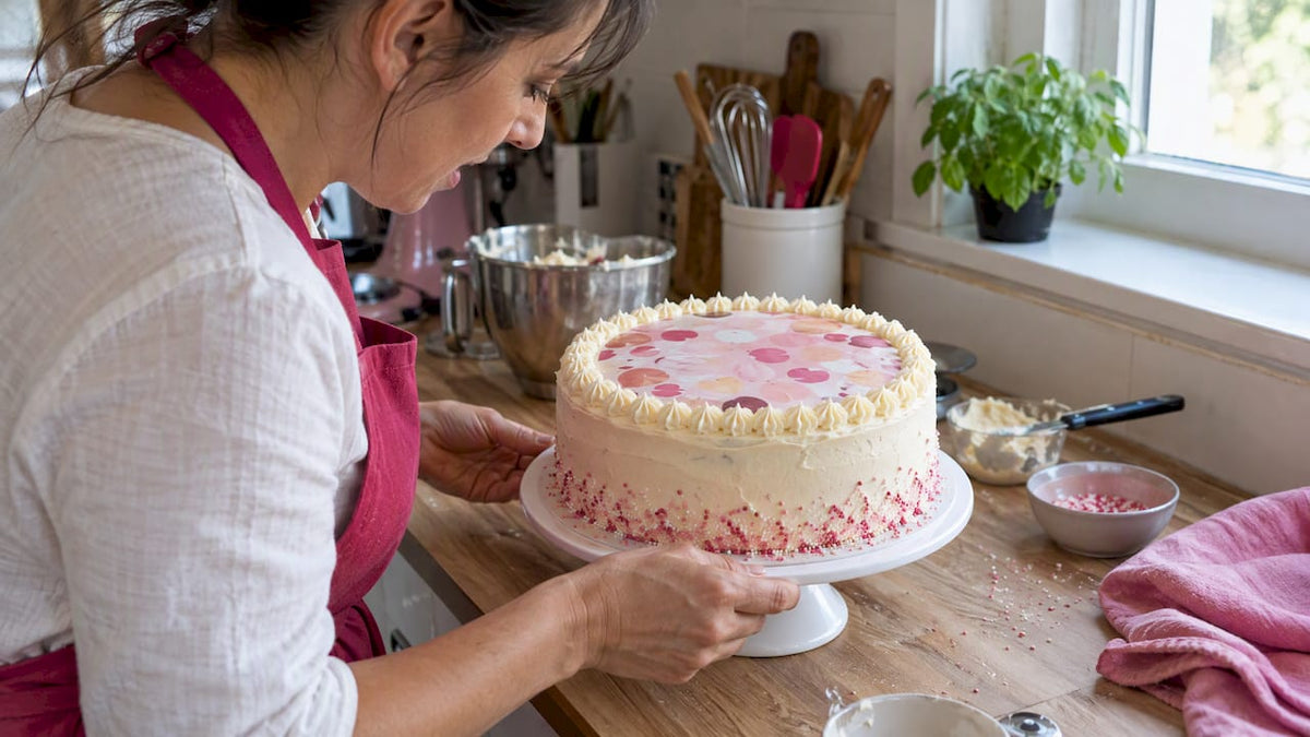 Pastel con oblea comestible situada en el centro de la cobertura