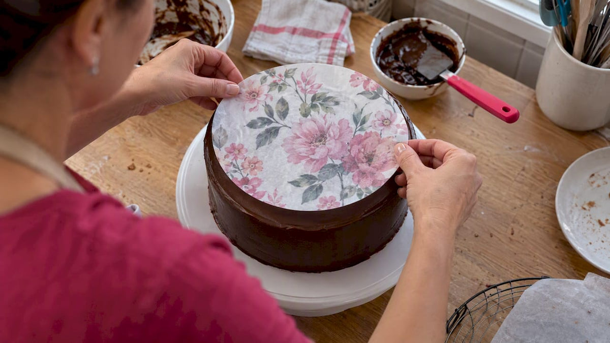 Folha de açúcar colocada sobre ganache lisa