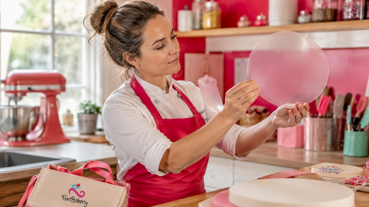 El chef examina la oblea comestible que se utilizará para decorar una tarta pensada para adultos.