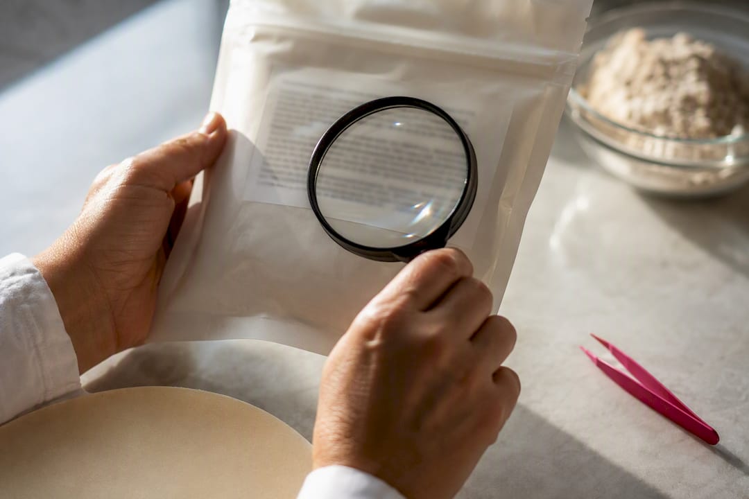 Manos inspeccionando los ingredientes de una oblea