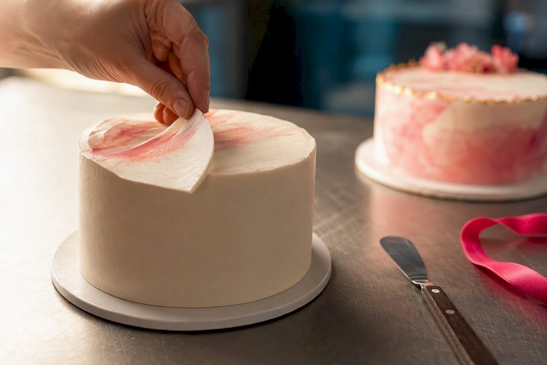 Oblea puesto sobre una tarta decorada