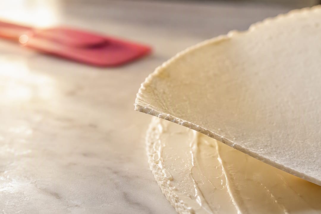 Borde seco de oblea levantado sobre crema