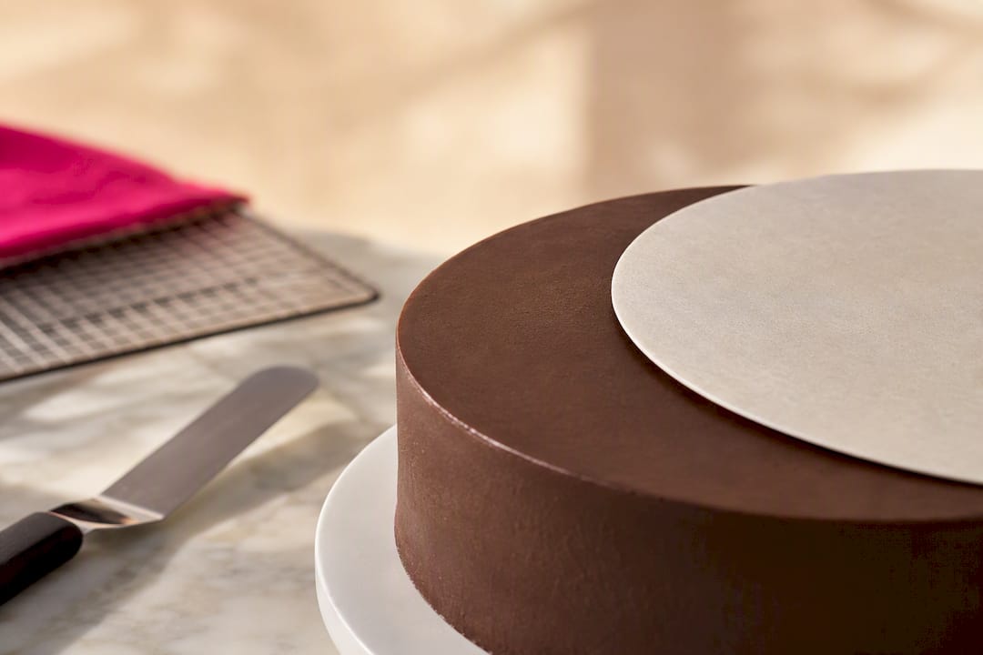 Oblea puesta sobre ganache firme