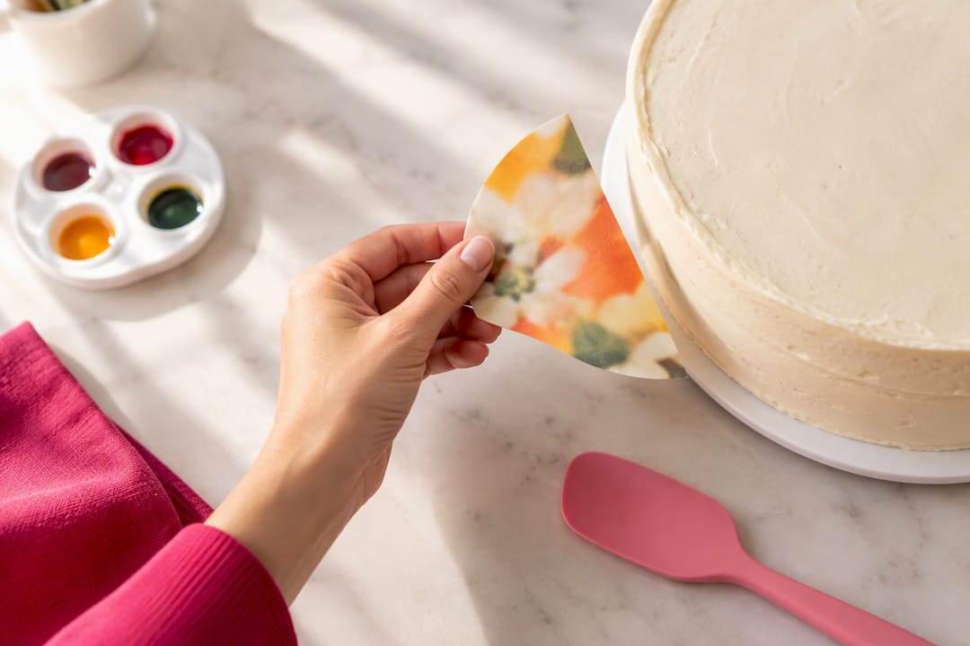Fragmento de imagen comestible junto a un pastel