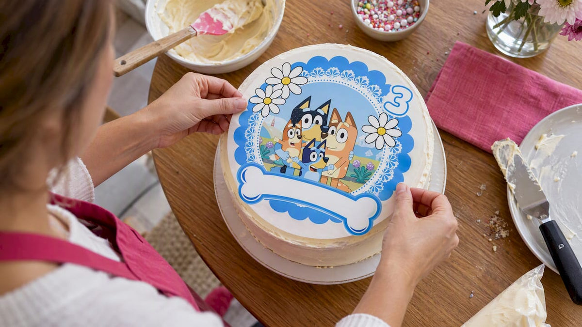 Situar una oblea sobre la tarta decorada