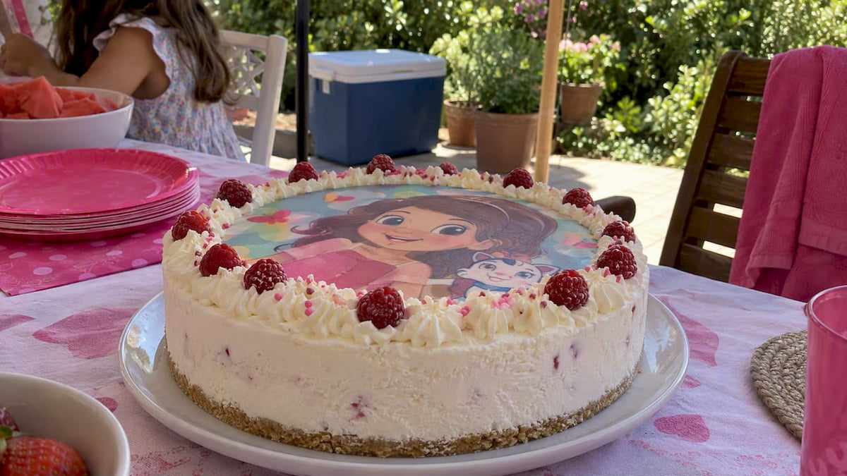 Pastel decorado con oblea en verano