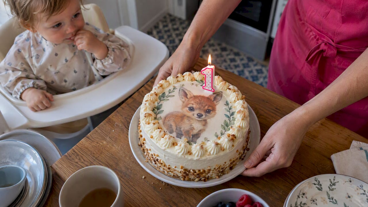 Bolo de primeiro aniversário com decoração comestível