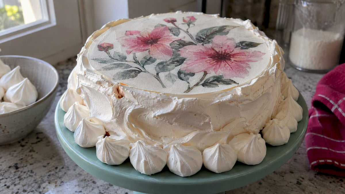 Folha de açúcar decorativa sobre bolo de suspiro