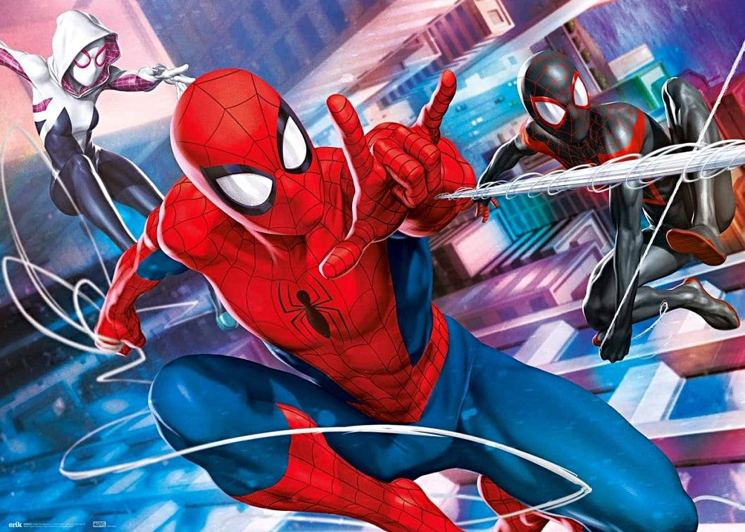 Decoración comestible redonda para tarta con personaje Spider-Man lanzando telarañas sobre fondo azul claro.